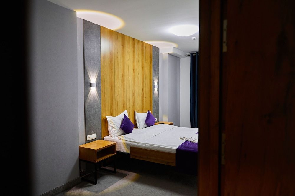 Art Plaza Family Room 6