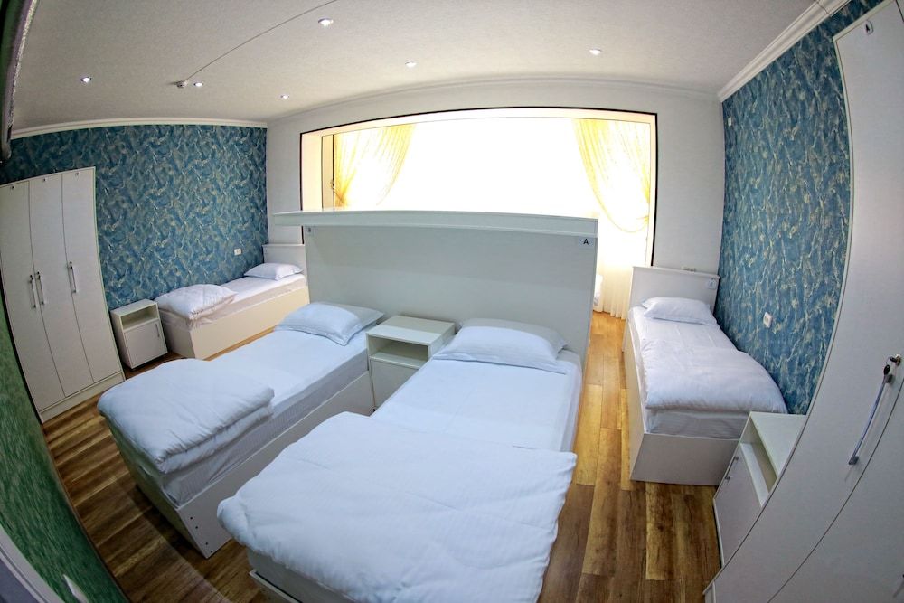 MANIJA Hostel Bed in 4-bed Mixed Dormitory Room 3