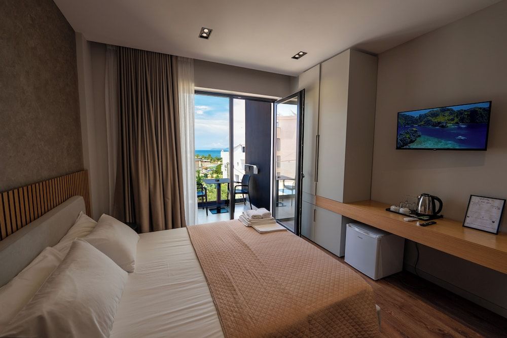 Deluxe Double Room with Balcony and Sea View