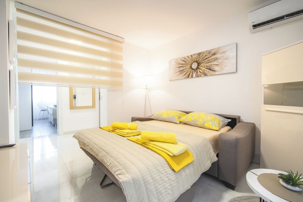 Luxury Apartment, 1 Queen Bed with Sofa bed, Bay View