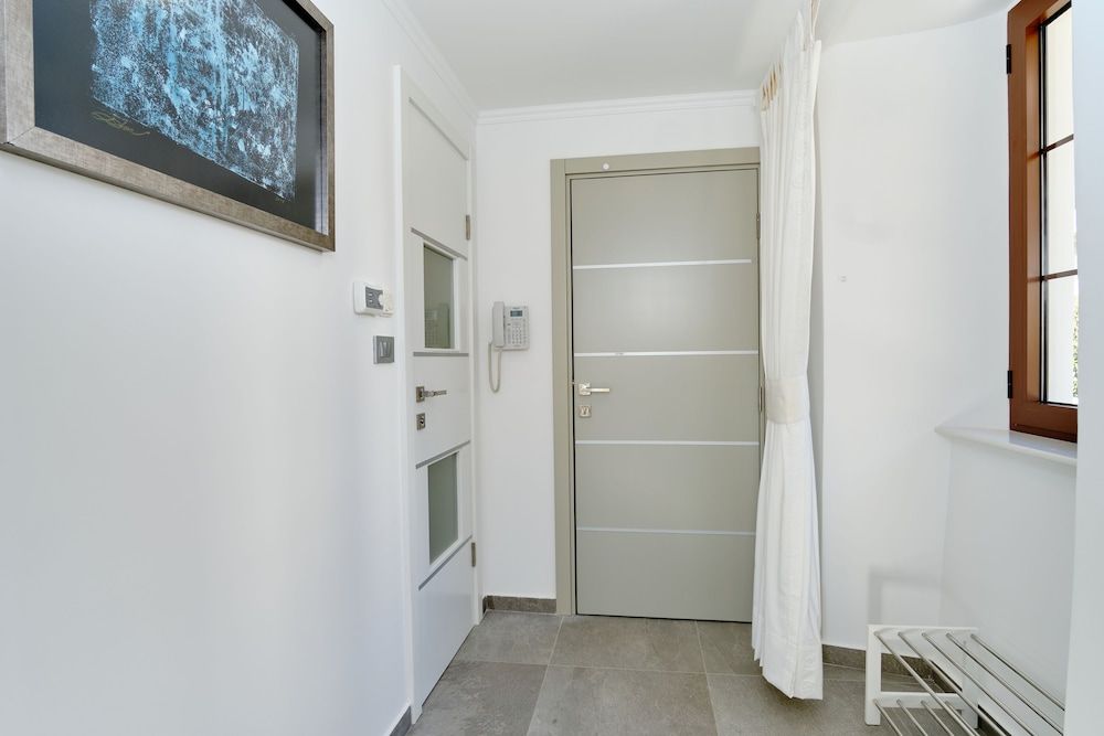 Zebra Deluxe Double or Twin Room 18