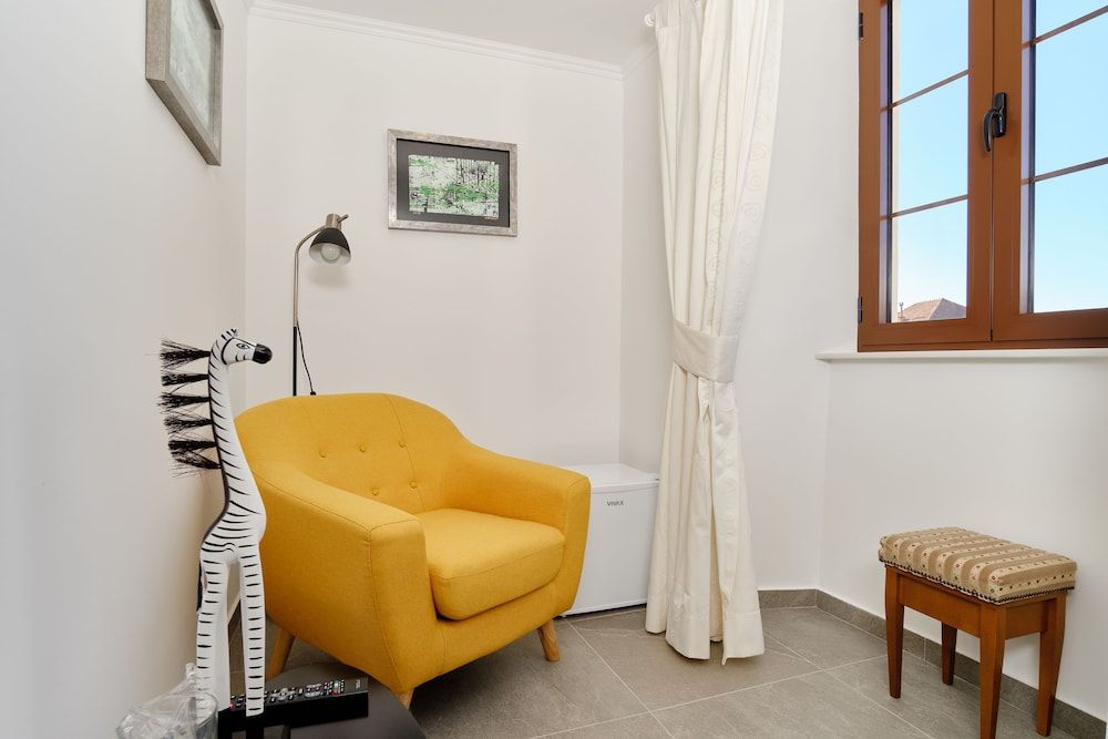 Zebra Deluxe Double or Twin Room 21