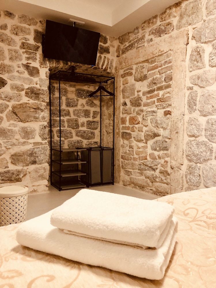 Giraffe Classic Double or Twin Room, Shared Bathroom 12