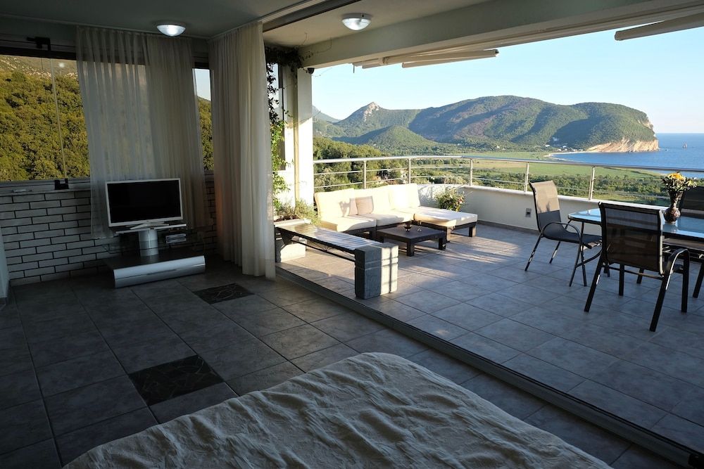 Deluxe Studio, Balcony, Sea View (3)