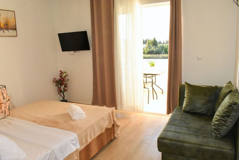 Honeymoon Studio