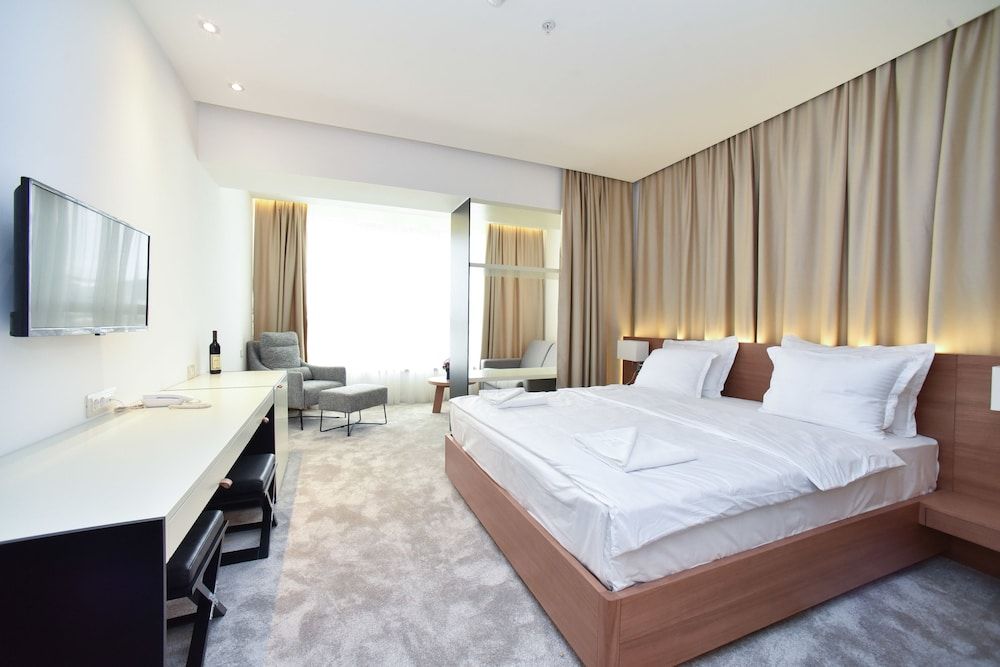 Deluxe Double Room, 1 Queen Bed with Sofa bed, Accessible