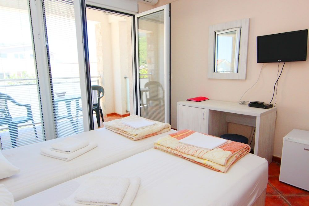 Studio apartment with sea view (second floor)