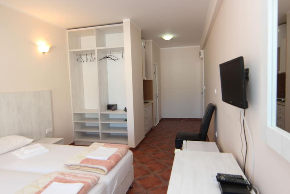 Studio apartment with sea view (third floor)