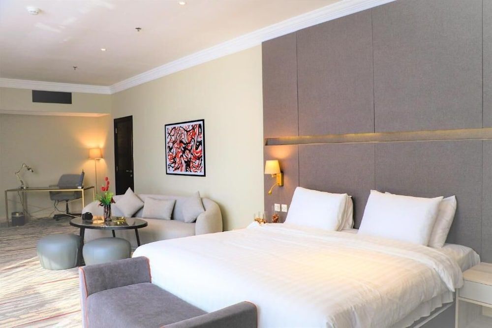 Ramada By Wyndham Doha Old Town Room, 1 King Bed, Accessible, Non Smoking (Roll-In Shower) 2