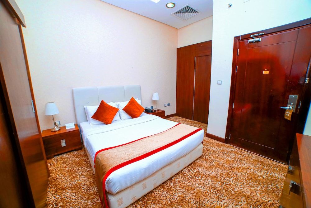 GREEN GARDEN HOTEL Classic Room, 1 Queen Bed, Non Smoking, City View 3