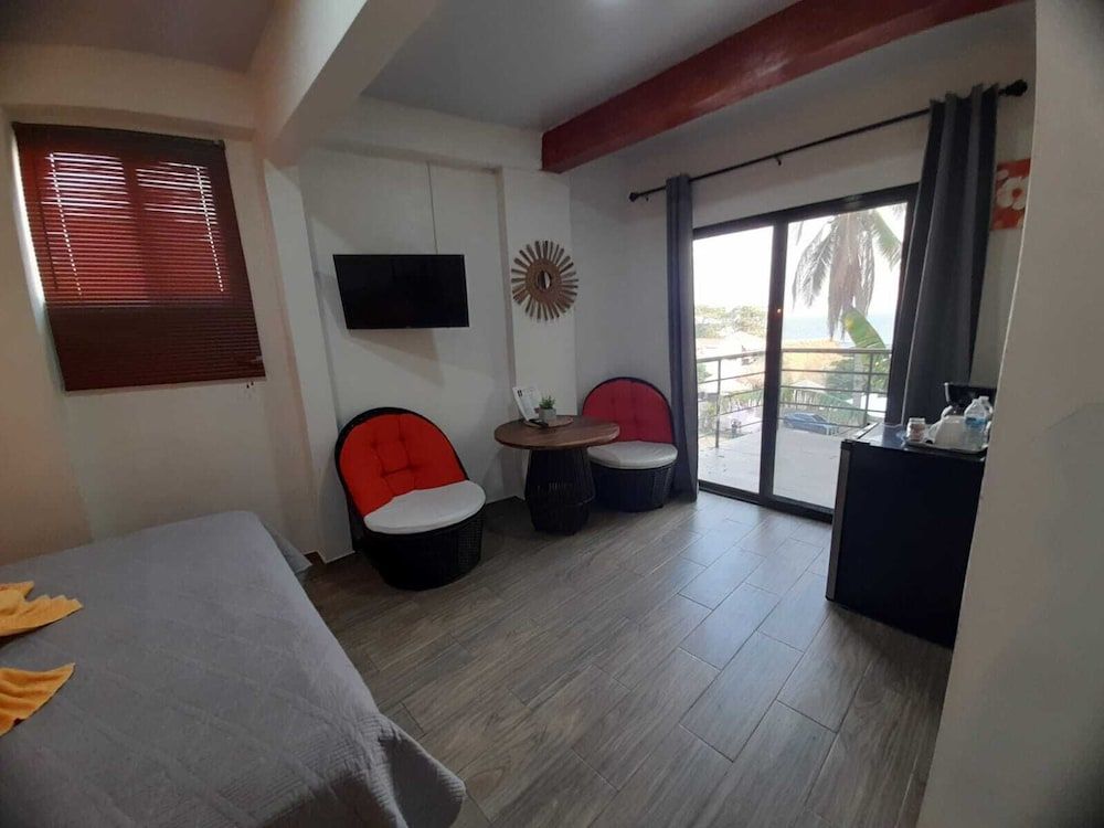 Comfort Room, 1 Queen Bed, Partial Ocean View