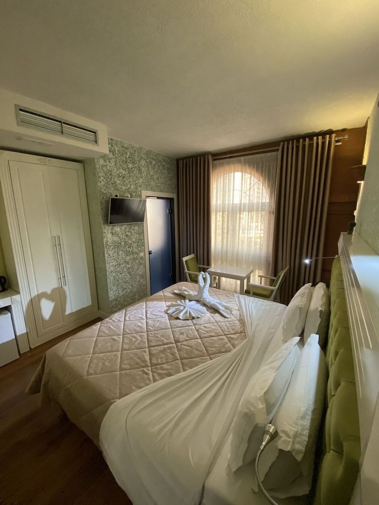 The Red Bricks Hotel Deluxe Single Room, Non Smoking 3