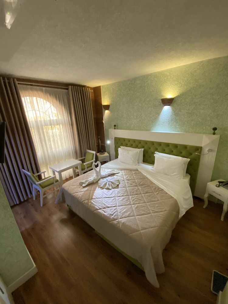 The Red Bricks Hotel Deluxe Single Room, Non Smoking 2