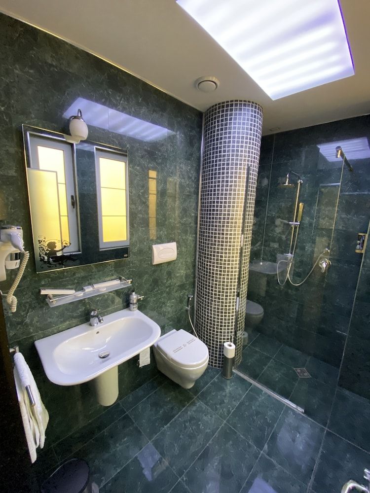 The Red Bricks Hotel Deluxe Single Room, Non Smoking 4