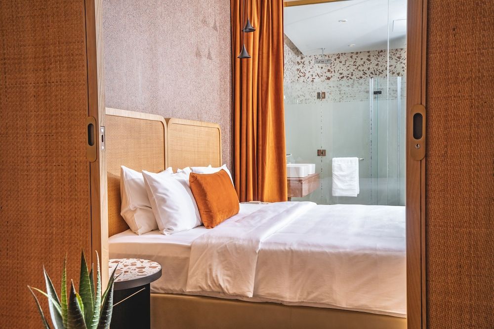 The House Hotel Al Khiran Deluxe King Suite 2