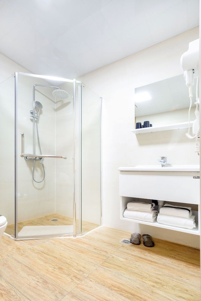 International Hotel Ulaanbaatar Deluxe Double Room, 1 King Bed 7