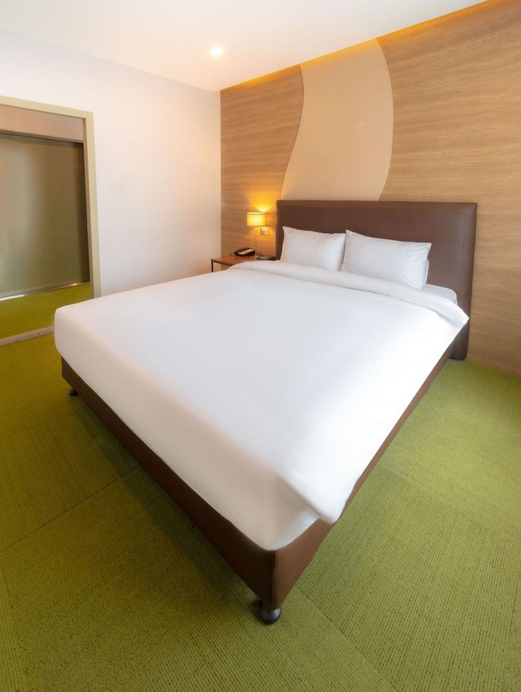 International Hotel Ulaanbaatar Deluxe Double Room, 1 King Bed 4