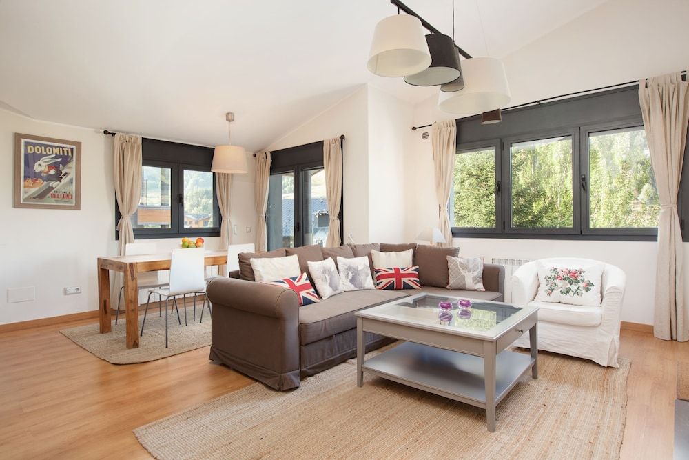 Tarter Mountain Suites Superior Two Bedroom Apartment with Fireplace - 9 adults (5 minutes walking to ski area) 11