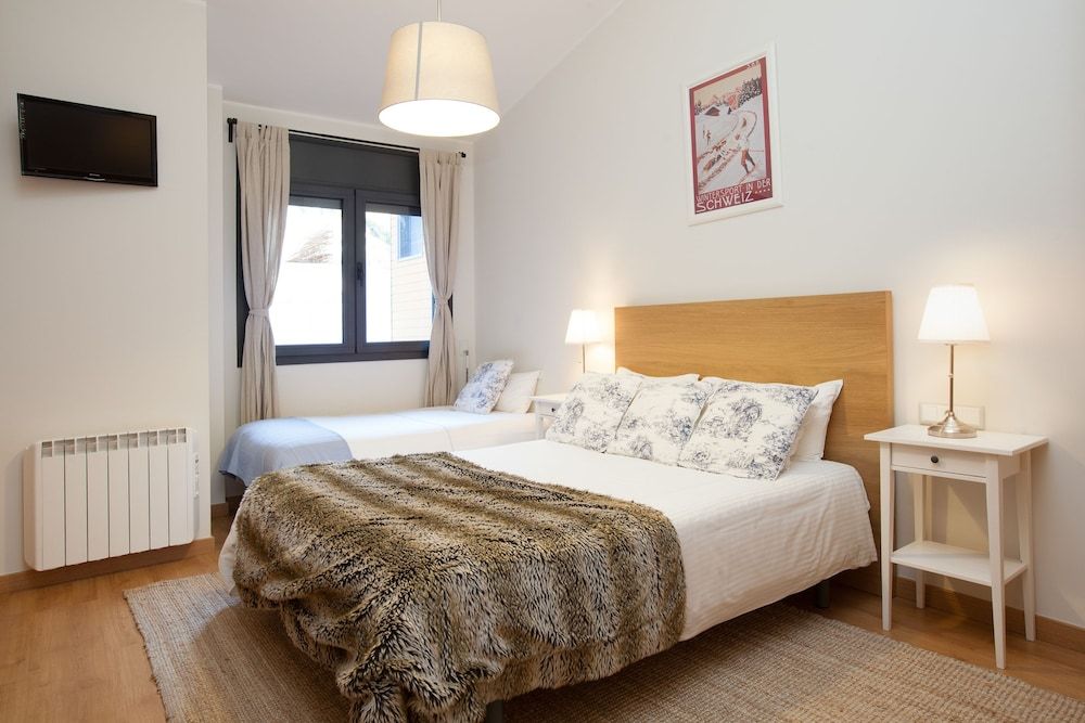 Tarter Mountain Suites Superior Two Bedroom Apartment with Fireplace - 9 adults (5 minutes walking to ski area) 2