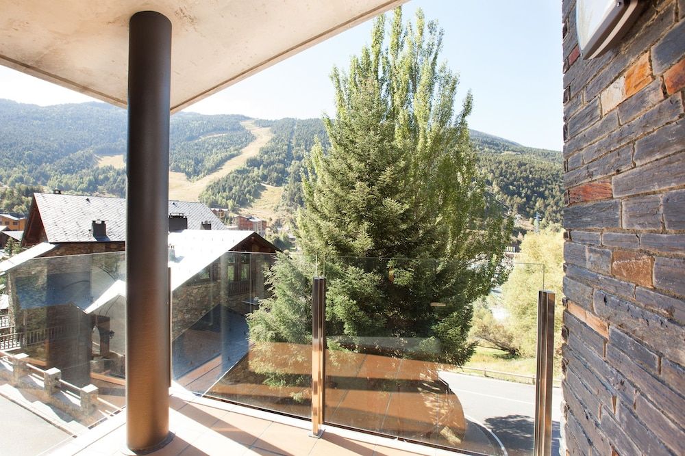 Tarter Mountain Suites Superior Two Bedroom Apartment with Fireplace - 9 adults (5 minutes walking to ski area) 3