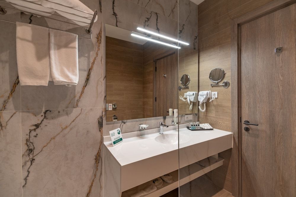 Hayasa Hotel Yerevan Deluxe Room 3