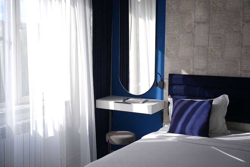 Comfort Studio, 1 Queen Bed, Kitchen, Park View