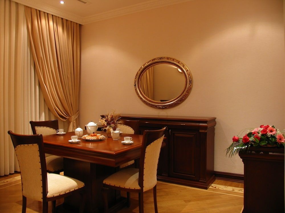 undefined AYF Palace 4