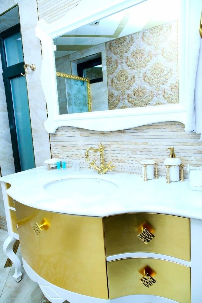 Golden Shine Hotel Royal Suite 4