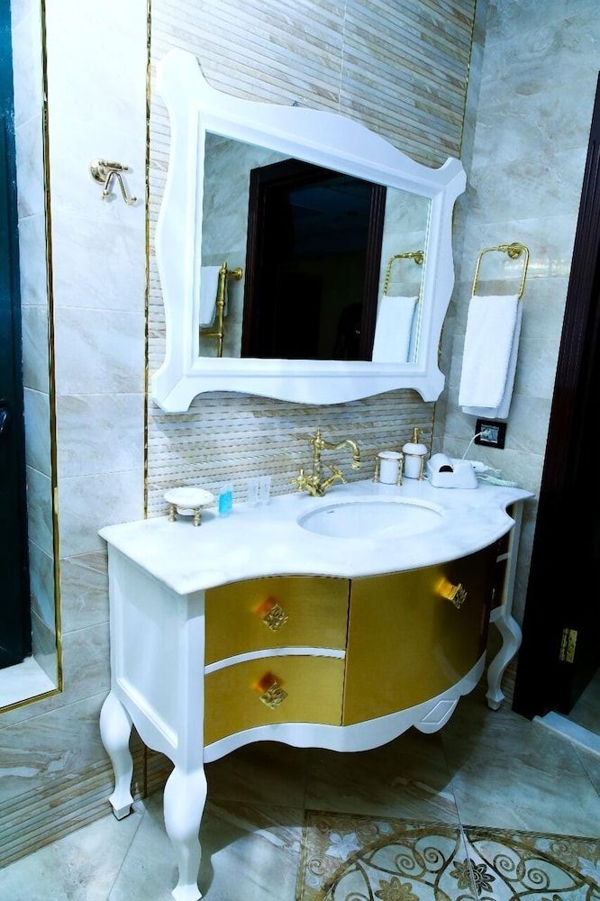 Golden Shine Hotel Royal Suite 7