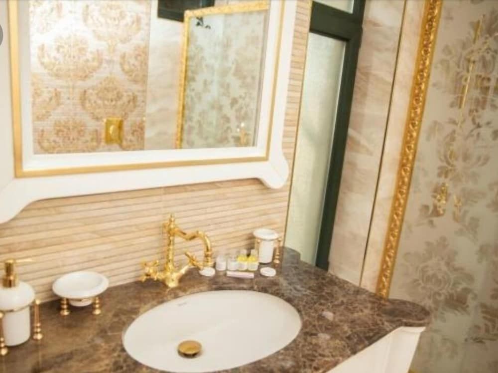 Golden Shine Hotel Royal Suite 6