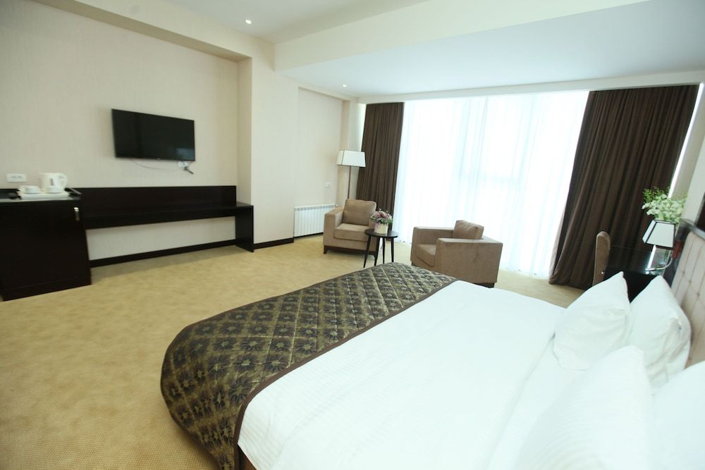 Harmony Hotel Baku Deluxe Double Room, 1 King Bed, Sea View, Sea Facing 4
