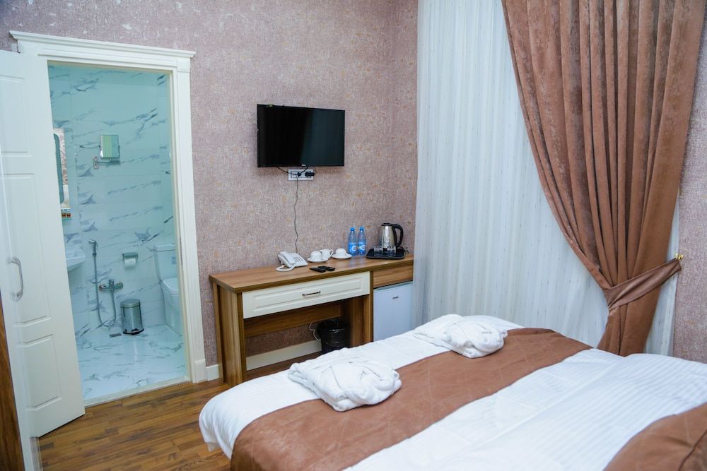 Villa Inn Hotel Basic Double Room, 1 King Bed 3