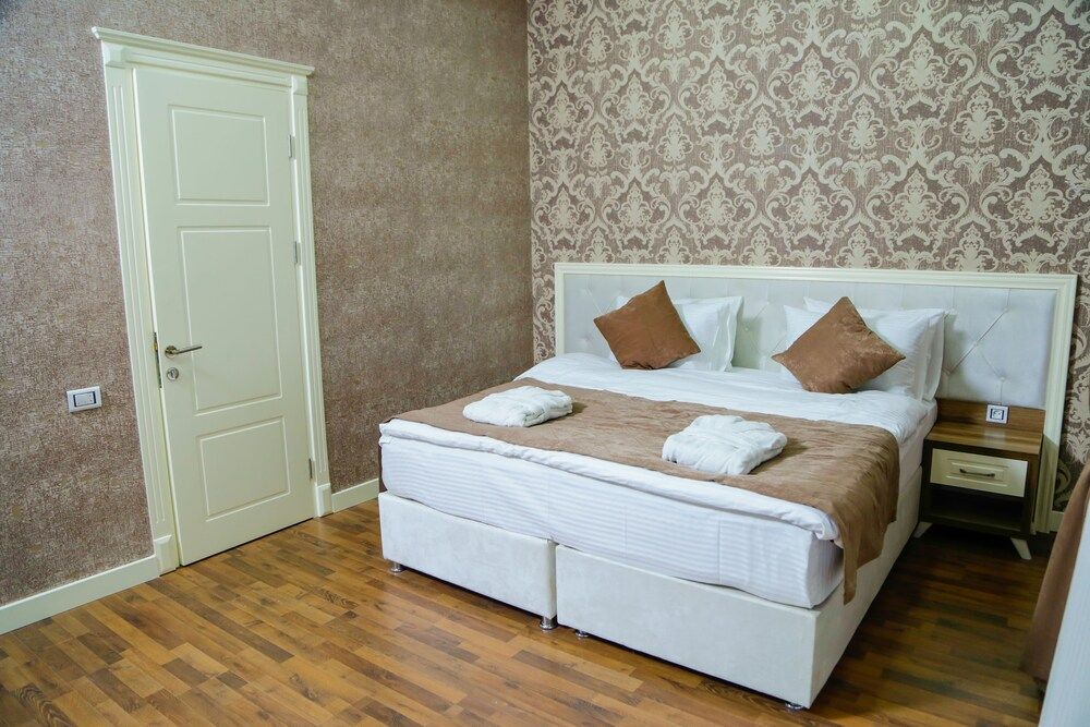 Villa Inn Hotel Basic Double Room, 1 King Bed 4