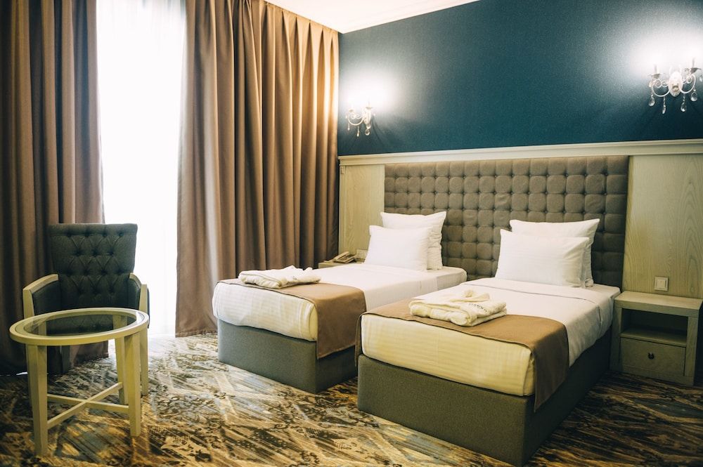 undefined Emerald Suite Hotel 2