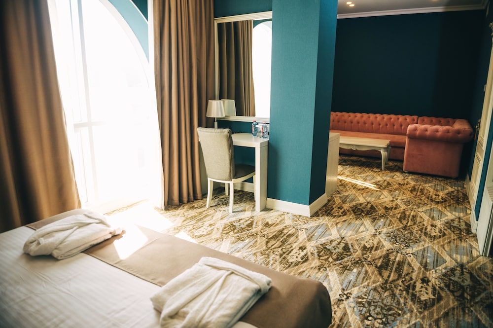 undefined Emerald Suite Hotel 5