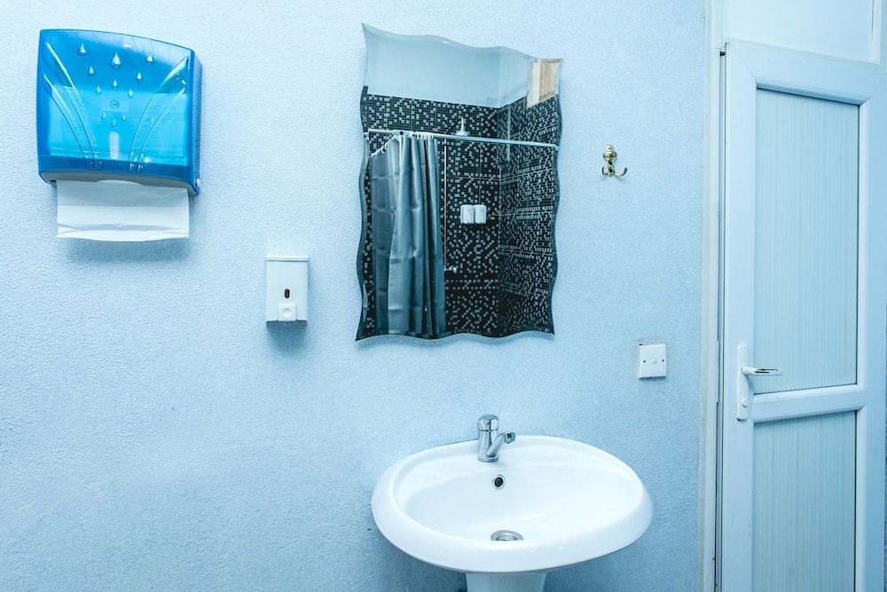 Sherlock Holmes Hostel Baku Shared Dormitory, Men only (8 guests) 10