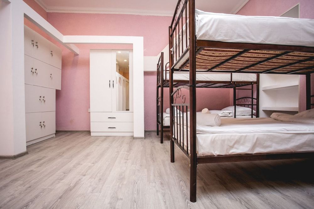 Sherlock Holmes Hostel Baku Shared Dormitory, Women only (10 guests) 8