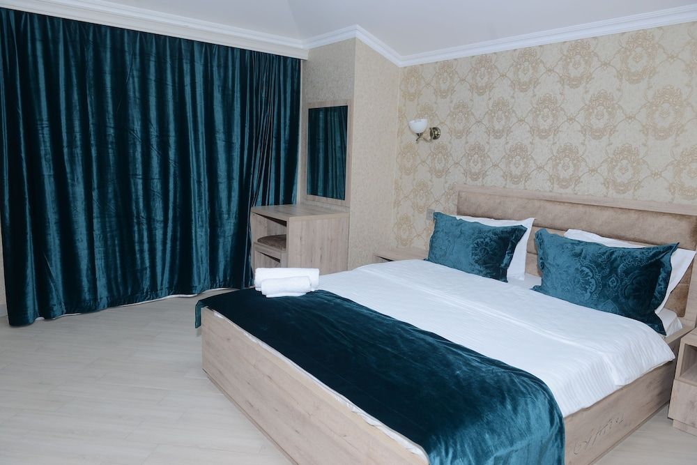 Global Hotel Deluxe Quadruple Room 2