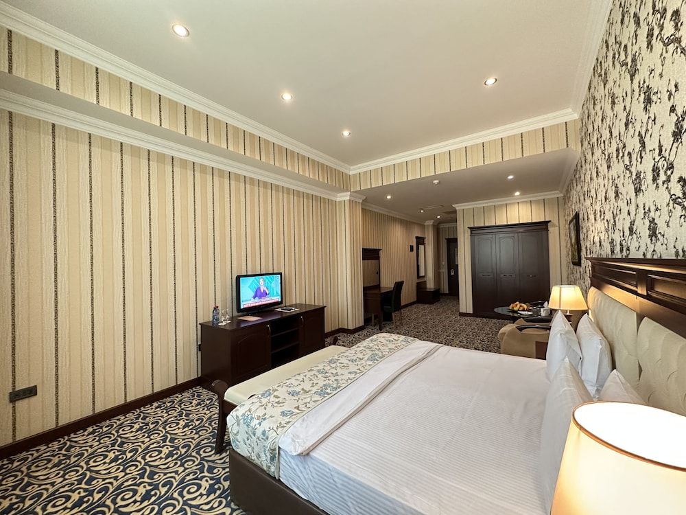 Modern Hotel - Baku Superior Double or Twin Room, City View 6