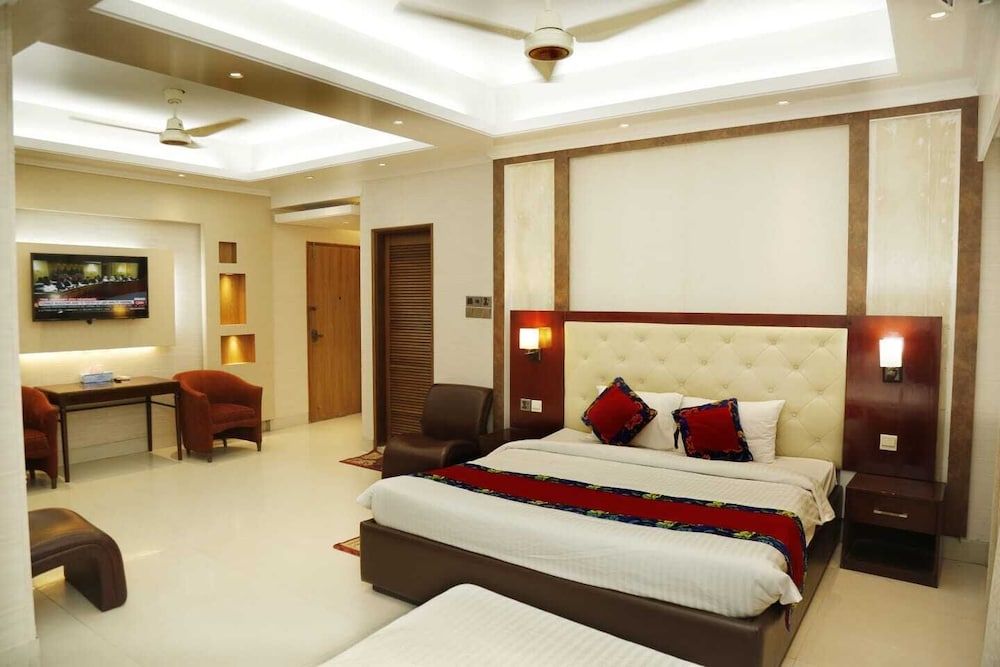 EXECUTIVE, SUITE