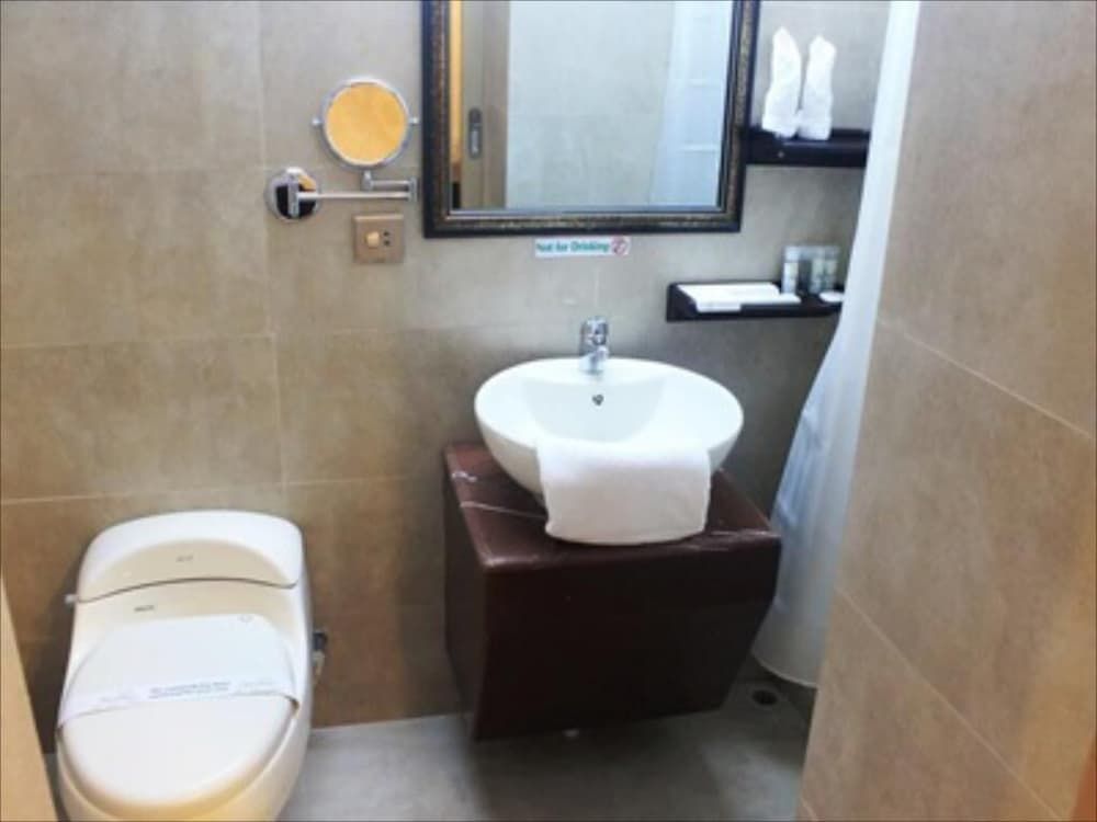 undefined West Park Inn