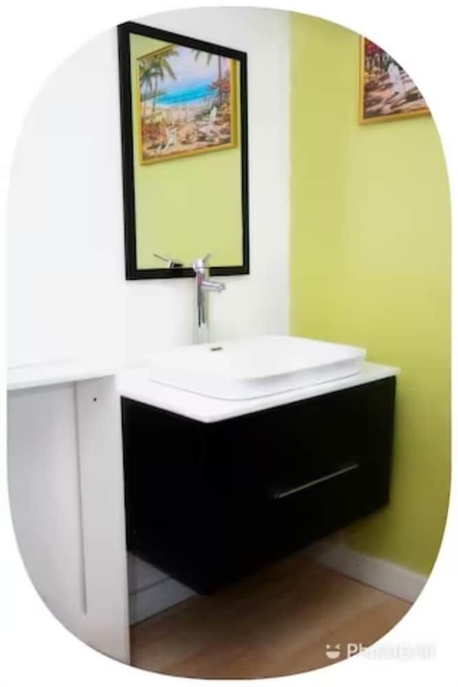 Cocoplum Rest N Hideaway 1 Comfort Studio Suite, 1 King Bed, Non Smoking, Pool View 8