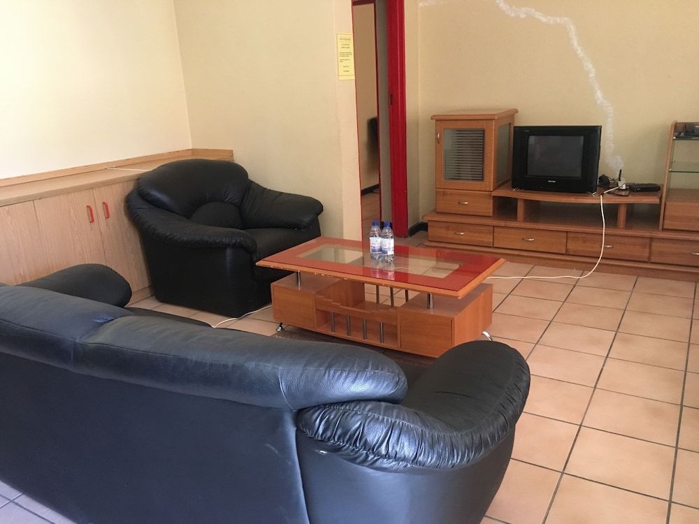 Tshesebe Stopover Motel Family Apartment, 2 Bedrooms 3