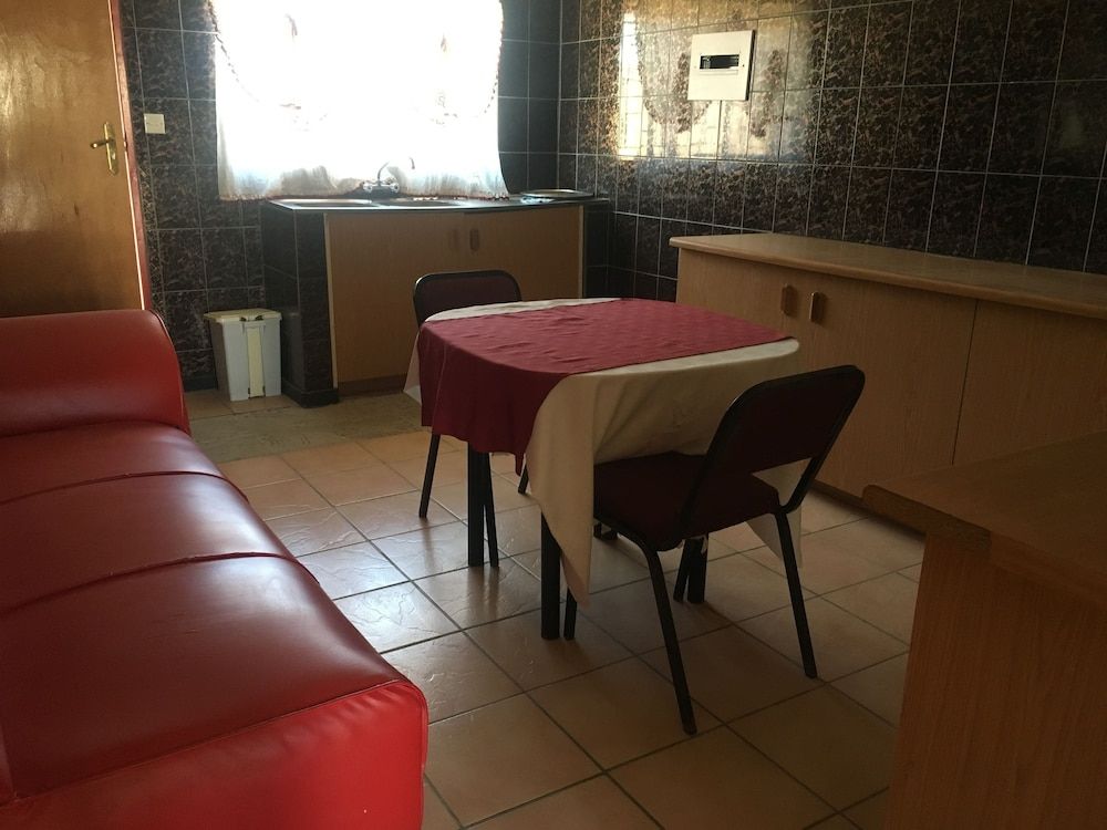 Tshesebe Stopover Motel Family Apartment, 2 Bedrooms 2