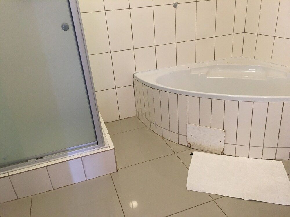 Deep Soaking Bathtub