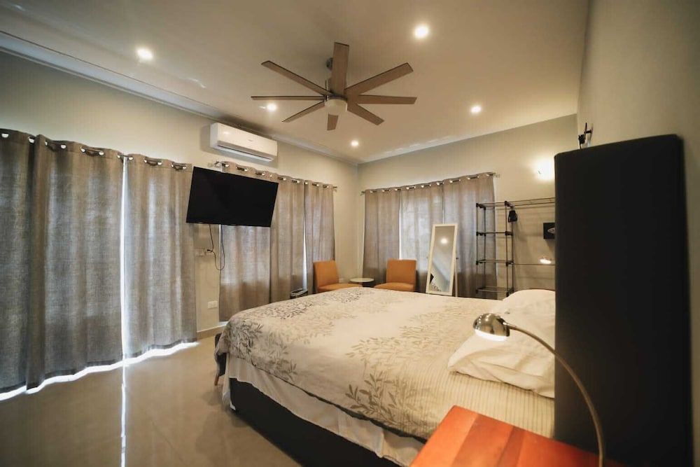 The Ansen Place Lovely Penthouse in the Garden City 2