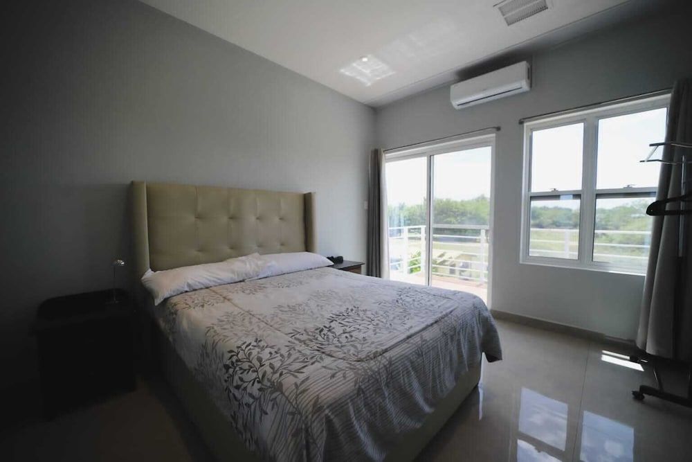 The Ansen Place Lovely Penthouse in the Garden City