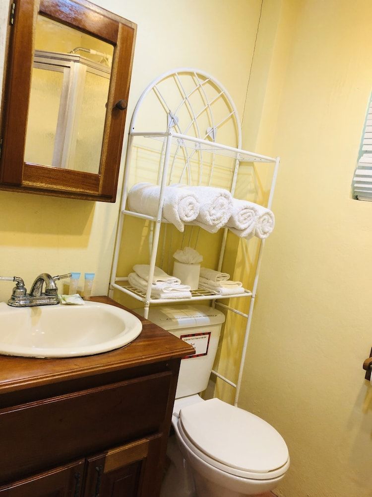 Coral Cove Inn Romantic Single Room 5