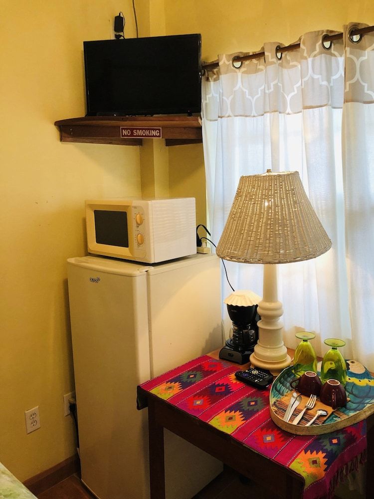 Coral Cove Inn Romantic Single Room 6