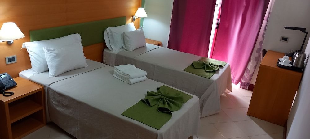 Standard Twin Room, 2 Twin Beds, Non Smoking, Mountain View